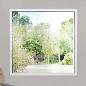 Fenêtre carrée blanche simple gamme alu avec vue sur piscine